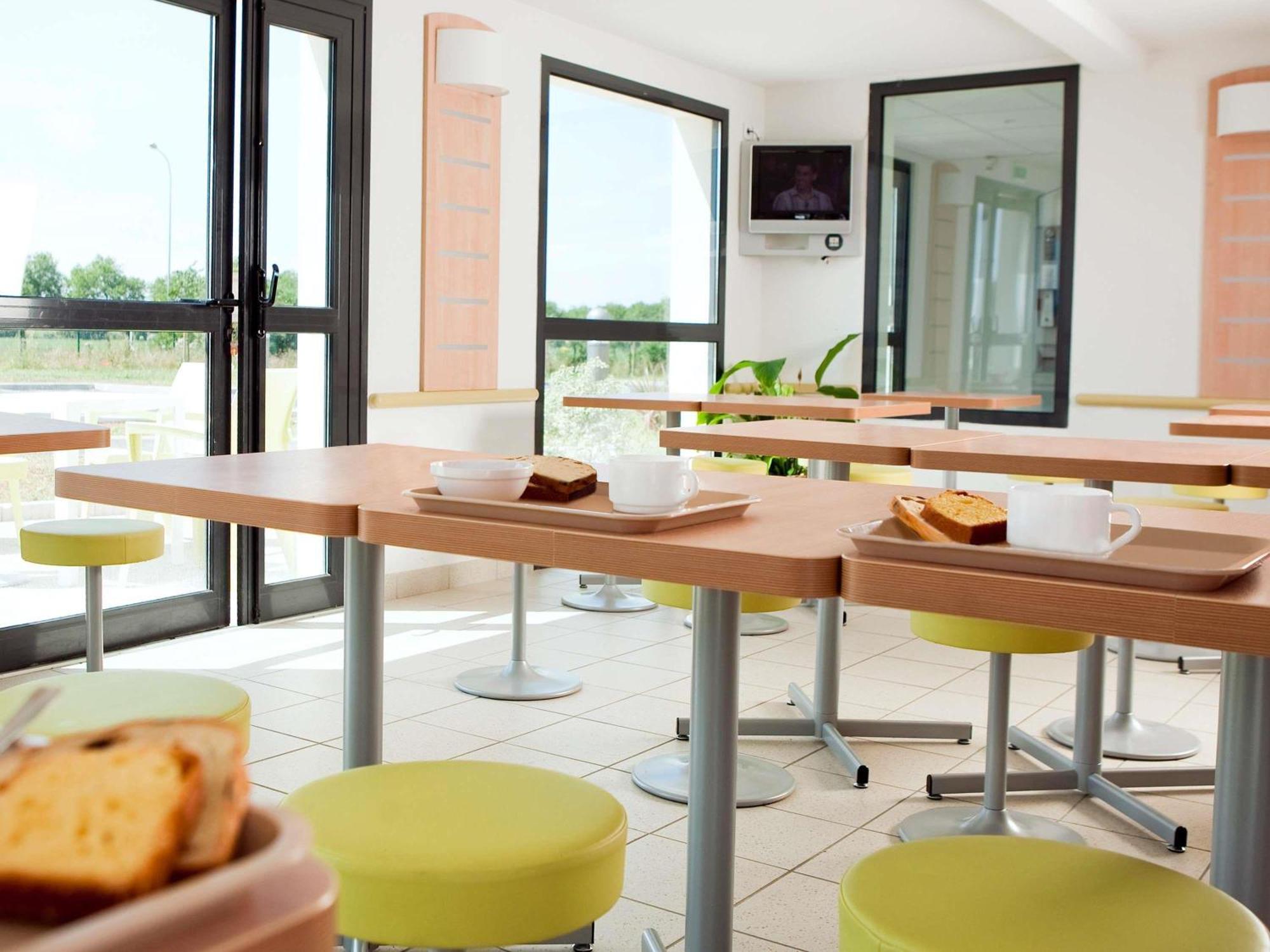 Ibis Budget Niort - La Creche Exterior foto
