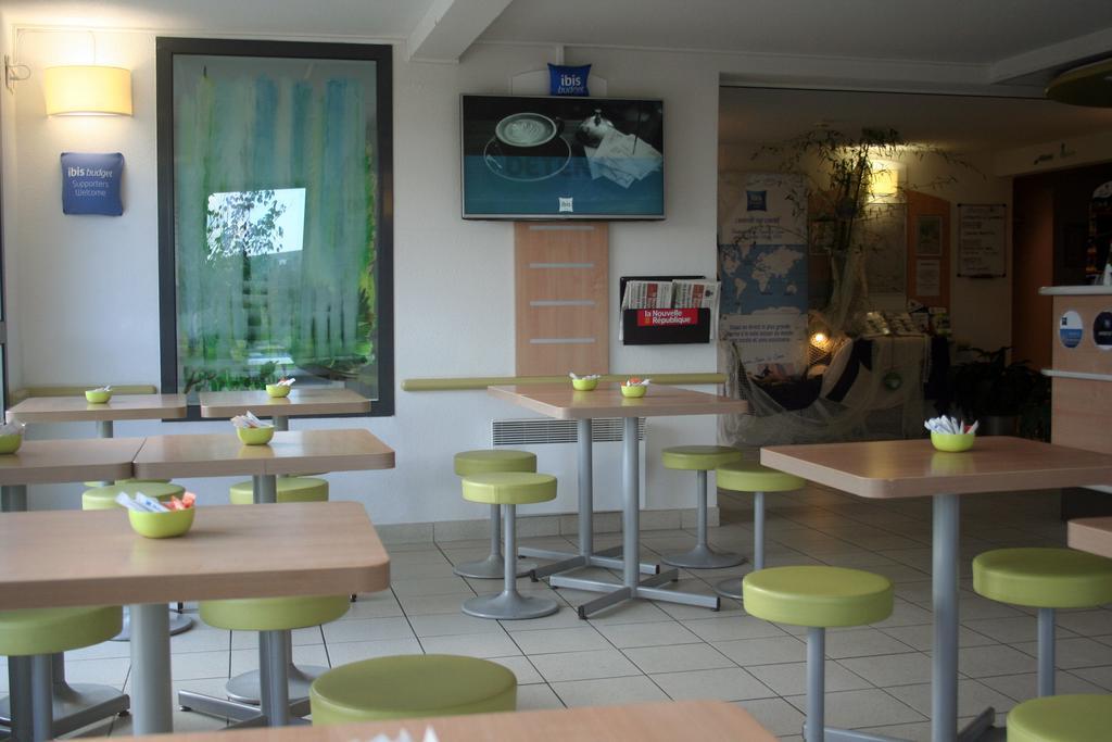 Ibis Budget Niort - La Creche Exterior foto